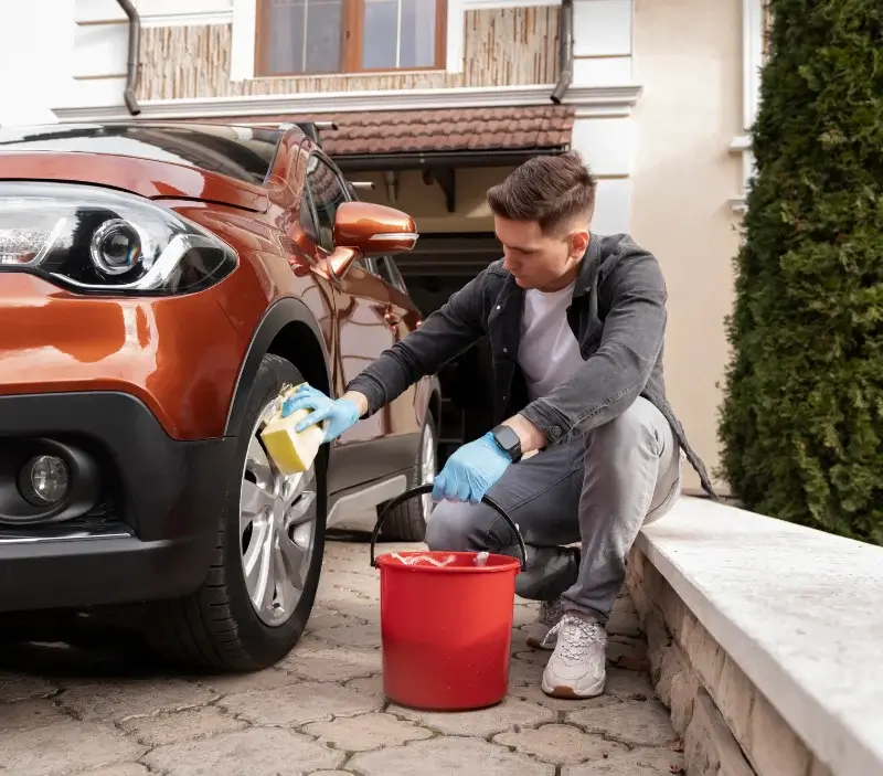 Lavage auto à domicile Le Châtellier : professionnel intervenant sur un véhicule